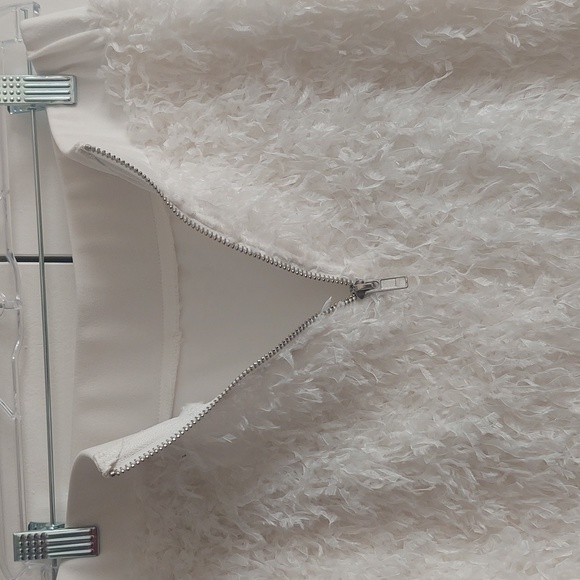 Capsulle White Feathered Mini Skirt with Exposed Silver Zipper Size Large NWT - Picture 11 of 16